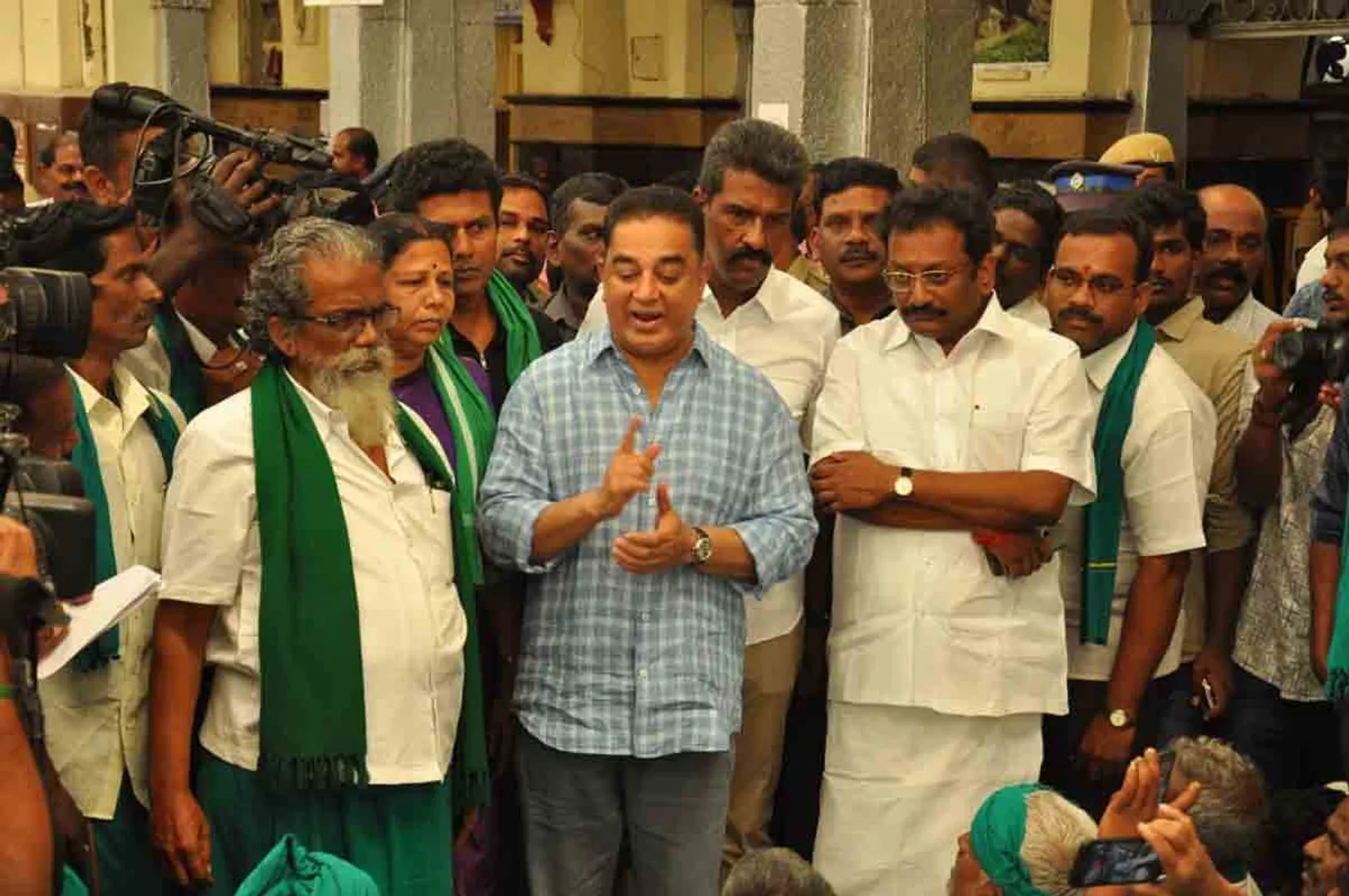 டெல்லியில் போராட்டம் நடத்திவிட்டு சென்னை திரும்பிய விவசாயிகளை எழும்பூர் ரயில் நிலையத்தில் மக்கள் நீதி மய்யம்  கமலஹாசன் வரவேற்று வாழ்த்திய படங்கள் 